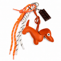 Bijou de sac original composé d’un petit chien orange