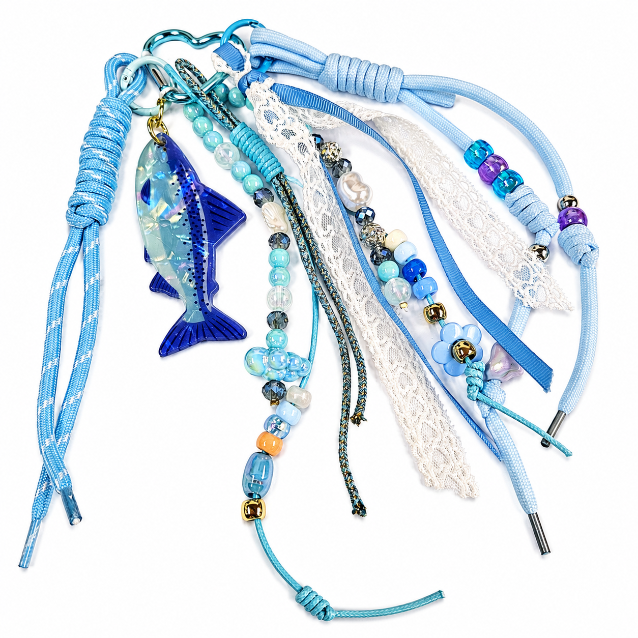 Bijou de sac aux tons bleus, composé d’un pendentif poisson