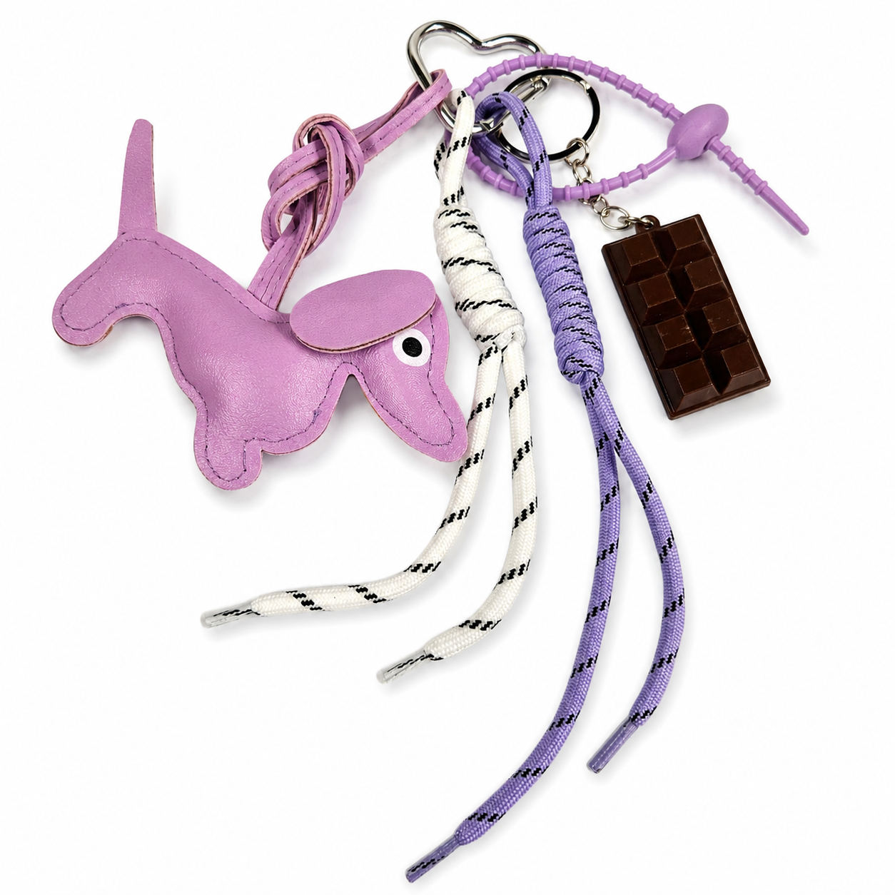 Bijou de sac original composé d’un petit chien violet
