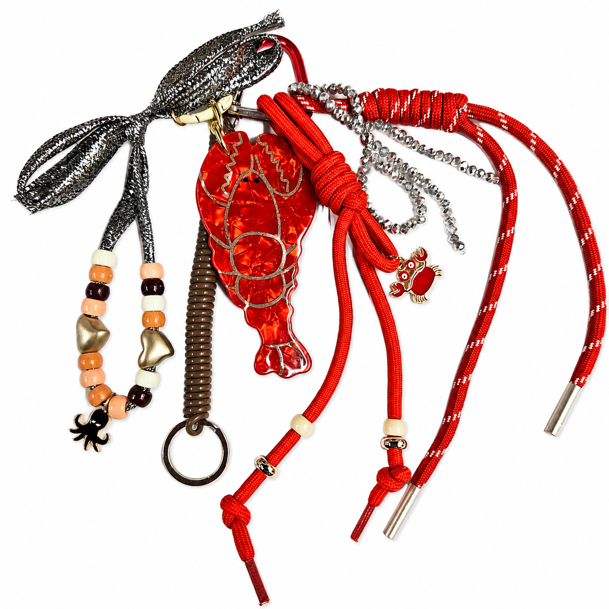 Bijou de sac original aux tons rouges, composé d’un pendentif homard
